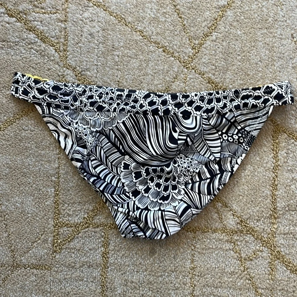 🇪🇸🥑Trina Turk bikini bottom black white pattern gold hardware size 4